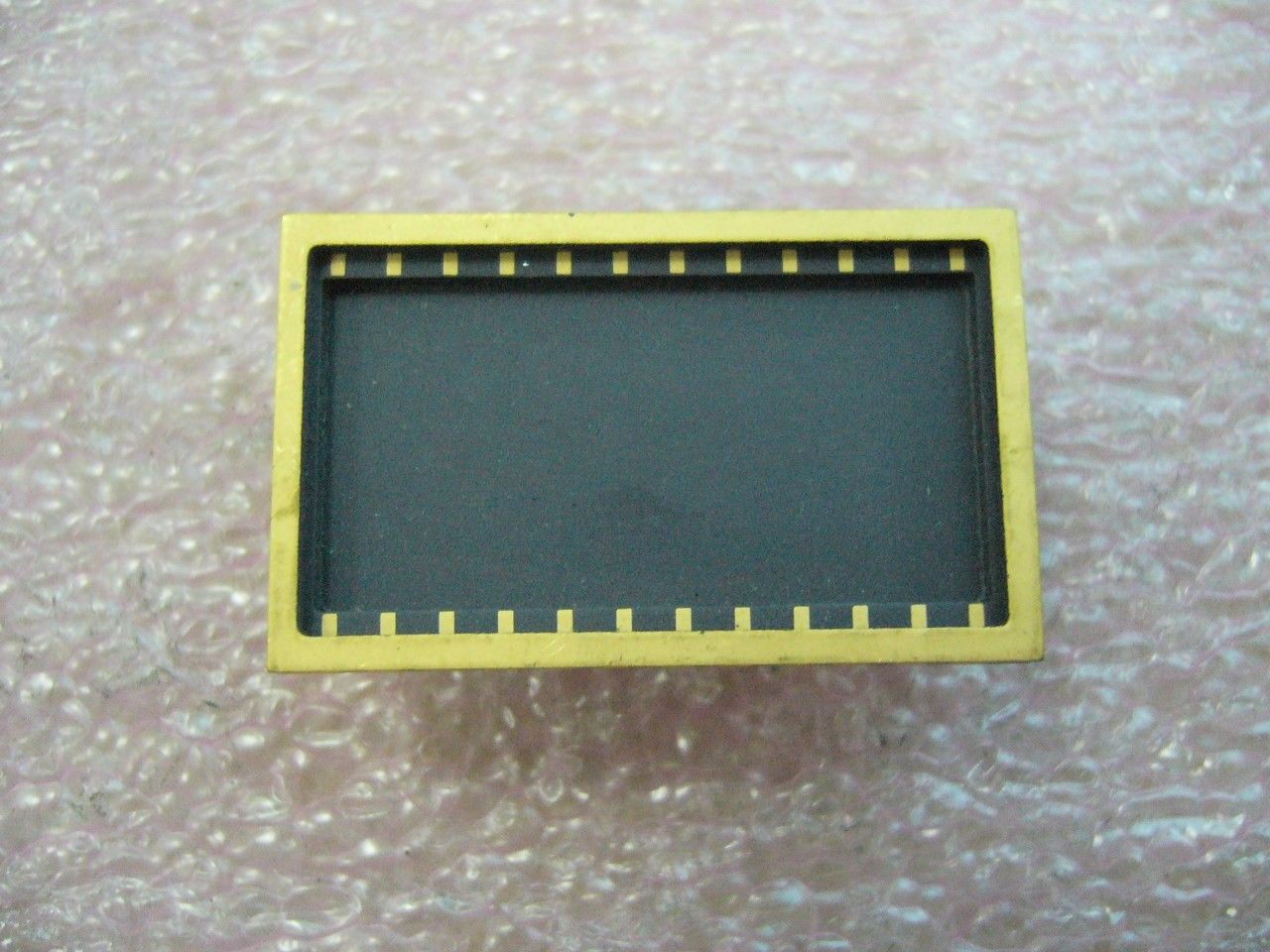 Vintage un-finished chip 24pin-DIP package with gold legs