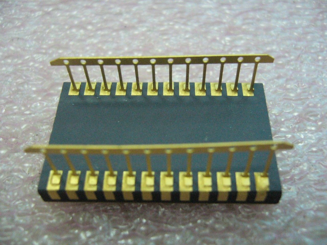 Vintage un-finished chip 24pin-DIP package with gold legs - zum Schließen ins Bild klicken