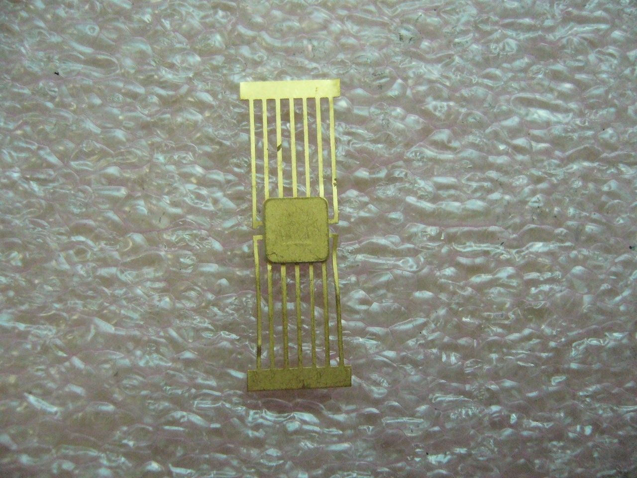 Vintage un-finished small chip as pictured with Gold legs - zum Schließen ins Bild klicken