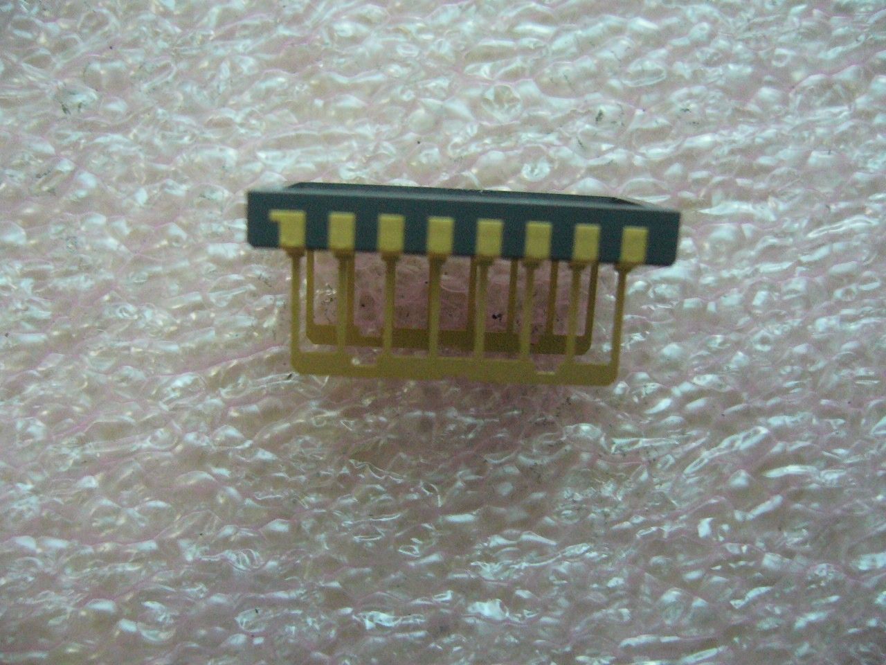 Vintage un-finished chip DIP package with gold legs - zum Schließen ins Bild klicken