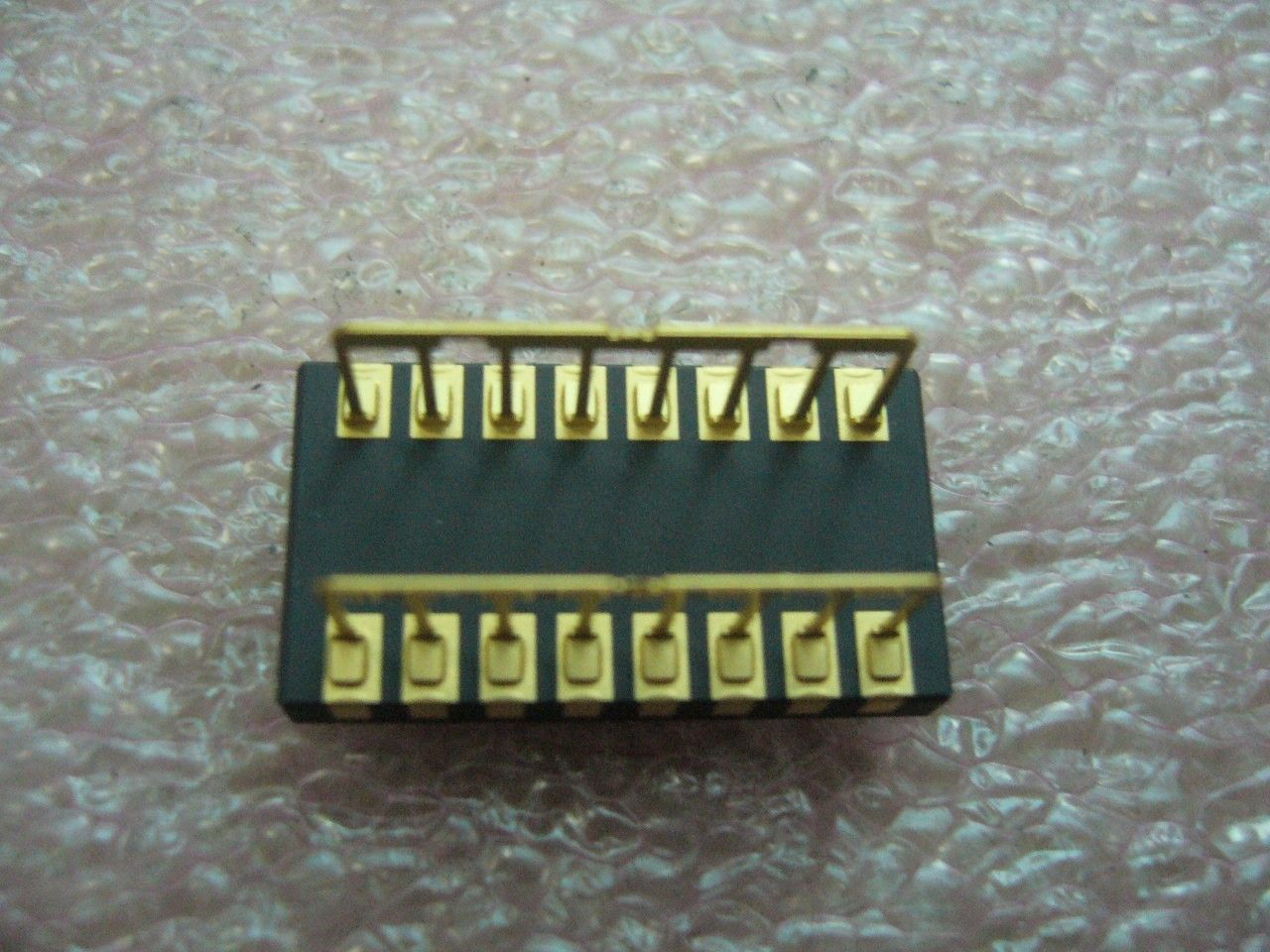 Vintage un-finished chip DIP package with gold legs - zum Schließen ins Bild klicken