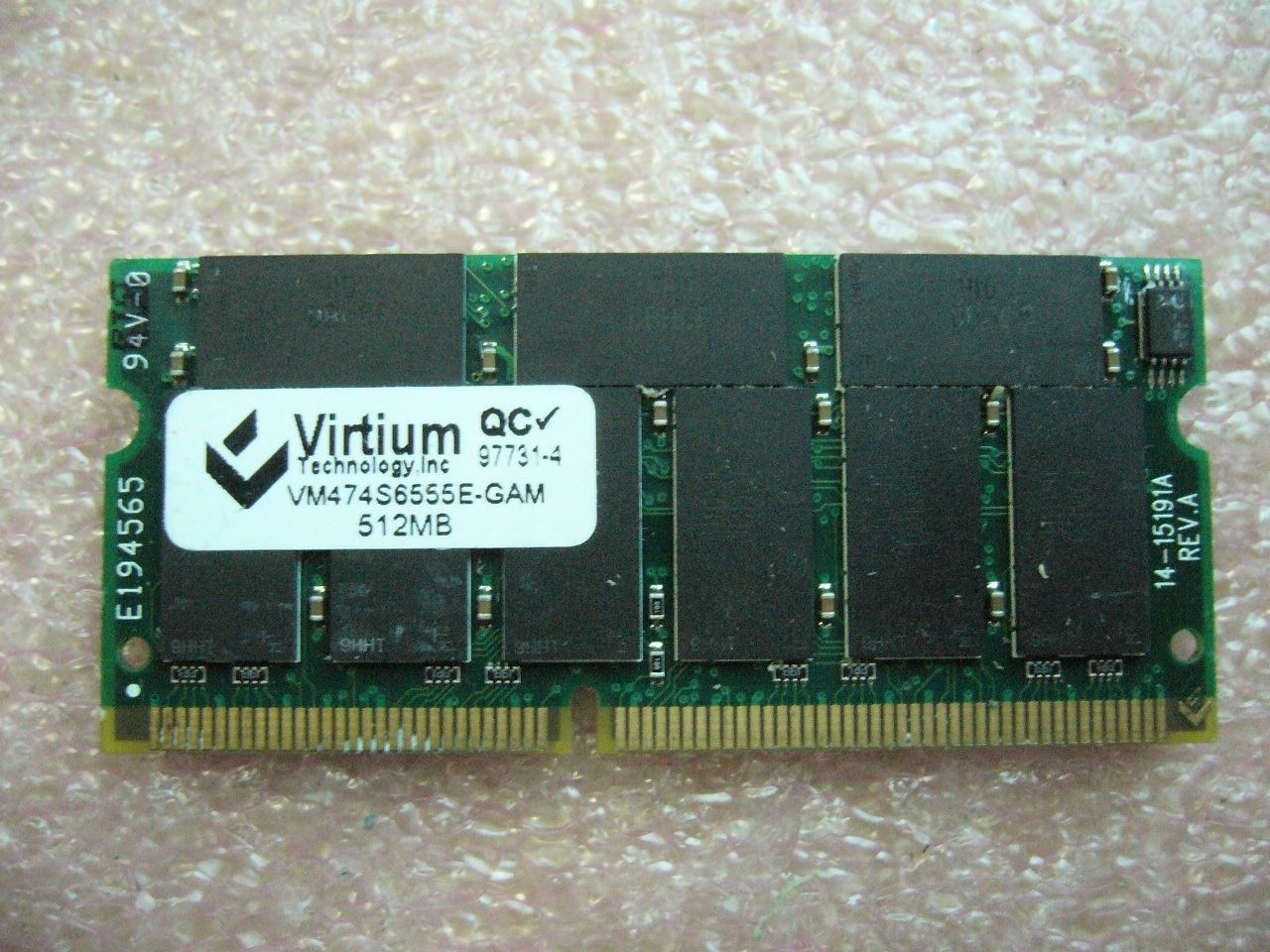 QTY 1x 512MB SDRAM PC133Mhz ECC laptop memory stick VM474S6555E-GAM - zum Schließen ins Bild klicken